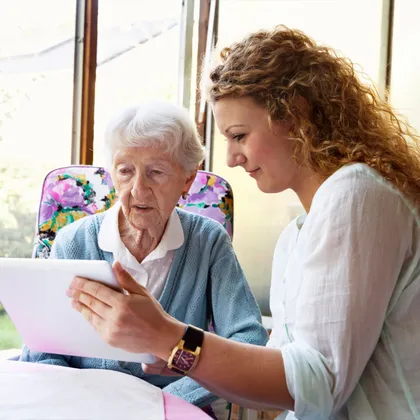 Zorgprofessional en oudere vrouw met tablet