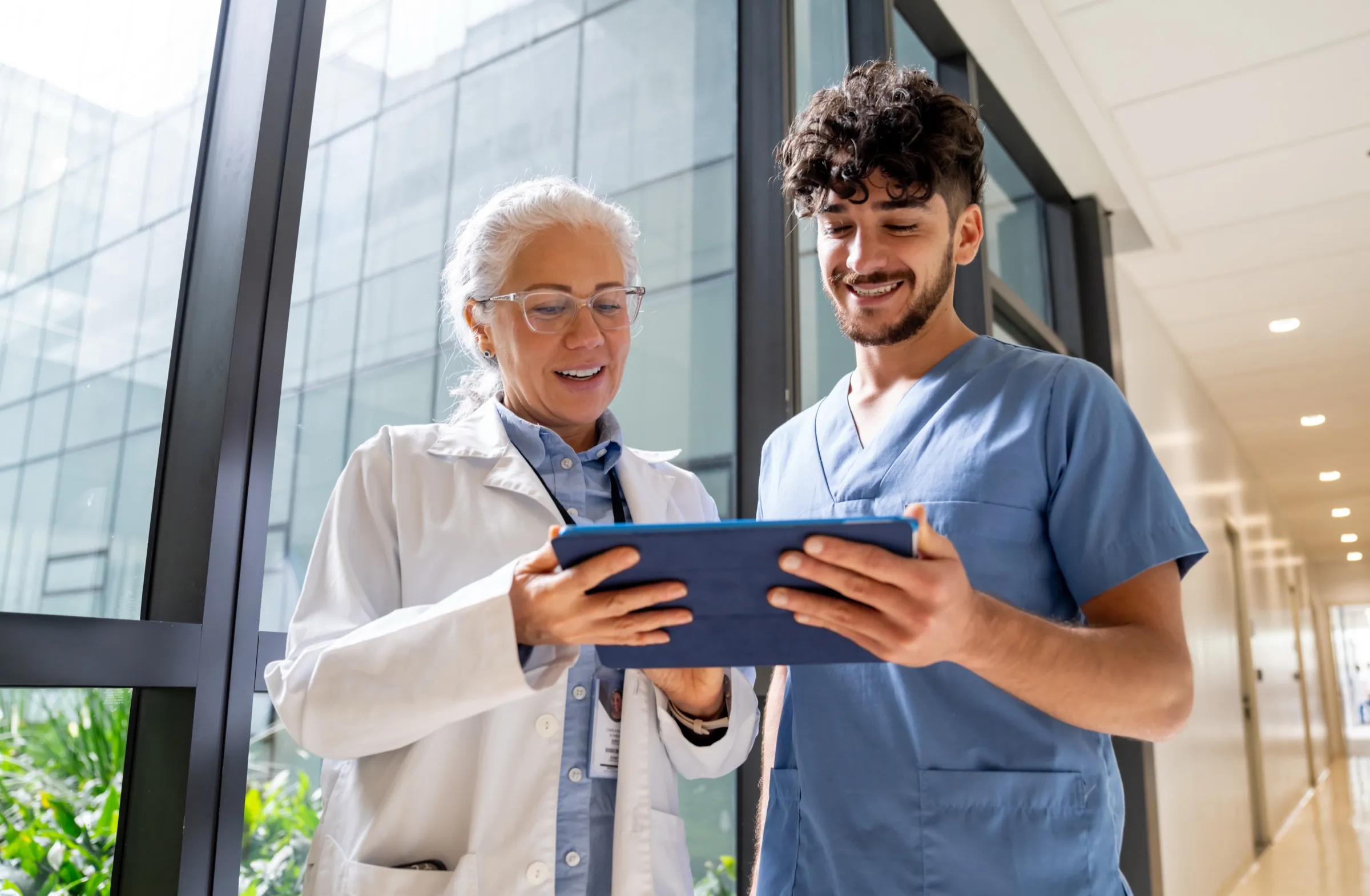 Zorgprofessionals bekijken samen een tablet